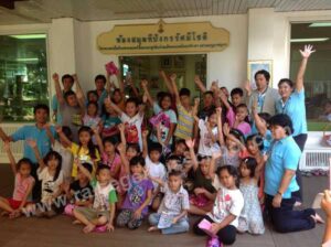 กิจกรรมเพื่อสังคม (Raise Genius School for Social Project) เข้าถวายงาน สอนประกอบหุ่นยนต์ ในหลักสูตร Raise Lego Camp ให้น้องๆบุตรหลานข้าราชบริพาร ณ.ห้องสมุดทีปังกรรัศมีโชติ วันศุกร์ที่ผ่านมาครับ น้องๆ บอกว่ามาอีกทุกวันได้ไหม พี่เรส หละชื่นใจจริงๆ