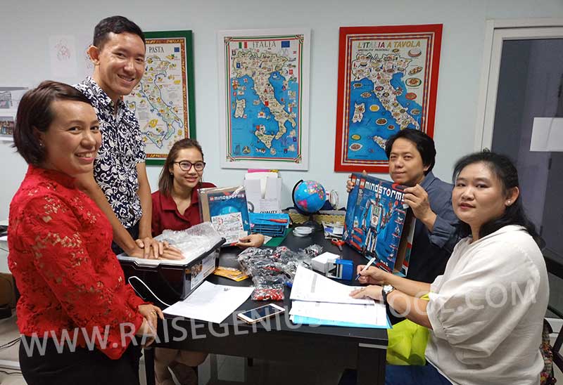 ออกแบบ ติดตั้ง ห้องเรียนหุ่นยนต์ ห้องซ้อมแข่งหุ่นยนต์ ห้องเรียนชุมนุม,ชมรมหุ่นยนต์ - Raise Genius School สอนสร้างหุ่นยนต์&GameMaker สำหรับเด็ก 7 ขวบถึง ม.6 ส่งชุดหุ่นยนต์ Lego Ev3 Mindstorm สำหรับโรงเรียน นานาชาติ และ สาธิต นะครับ