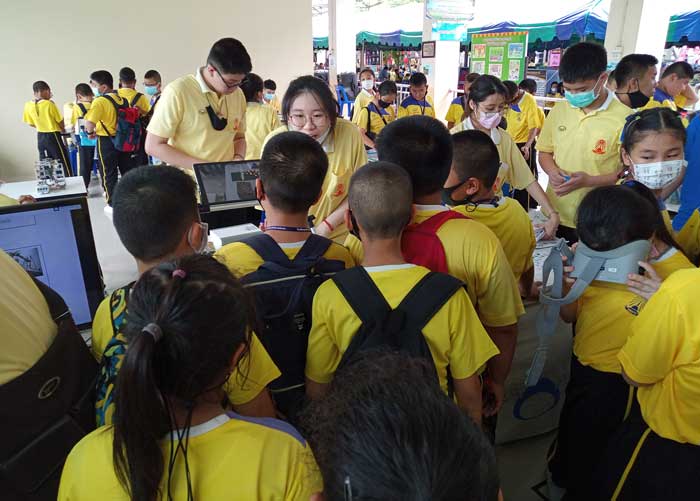 กิจกรรมวันวิทยาศาสตร์ ,กิจกรรมเปิดบ้าน, กิจกรรมวันวิชาการ ฯลฯ - Raise Genius School สอนสร้างหุ่นยนต์&GameMaker สำหรับเด็ก 7 ขวบถึง ม.6 กิจกรรมออกบูธ เทคโนโลยีหุ่นยนต์ เนื่องในวันวิทยาศาสตร์และวันแม่แห่งชาติ ณ. โรงเรียน โรงเรียนสุคนธีรวิทย์ นครปฐม AR จ่ายโจทย์ประดิษฐ์หุ่นยนต์