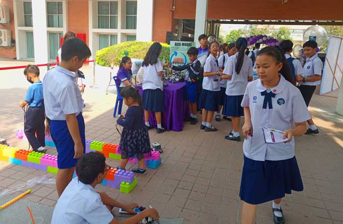 กิจกรรมวันวิทยาศาสตร์ ,กิจกรรมเปิดบ้าน, กิจกรรมวันวิชาการ ฯลฯ - Raise Genius School สอนสร้างหุ่นยนต์&GameMaker สำหรับเด็ก 7 ขวบถึง ม.6 สาธิตแห่งมหาวิทยาลัยศรีนครินทร์วิโรฒ องค์รักษ์ Raise Robot กิจกรรมเปิดบ้าน