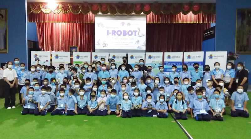 ค่ายหุ่นยนต์ ประถม กับ ม.ต้น ต่างกัน 3 เรื่อง | Raise Genius School ค่ายหุ่นยนต์ ประถม ที่โรงเรียนอนุบาลราชบุรี นักเรียน ป.4-6 กำลังประกอบและบังคับหุ่นยนต์ของกลุ่มตัวเอง