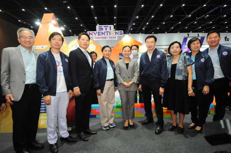 กิจกรรมหุ่นยนต์ / AI (Robotic & AI Play&Show Event) Raise Genius School ได้รับเชิญจาก สำนักปลัด กระทรวง กระทรวงการอุดมศึกษา วิทยาศาสตร์ วิจัยและนวัตกรรม ในการออกกิจกรรม แข่งขันหุ่นยนต์ ในงาน อว.แฟร์ 2025